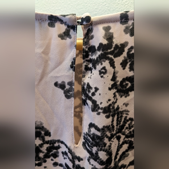 The Limited Scoop Neck Blouse With Sheer Underlay, Buttoned Long Sleeves. Size M - Picture 8 of 11